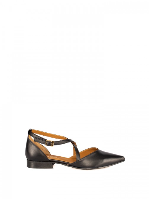 Women�s leather flat shoe with crossed straps