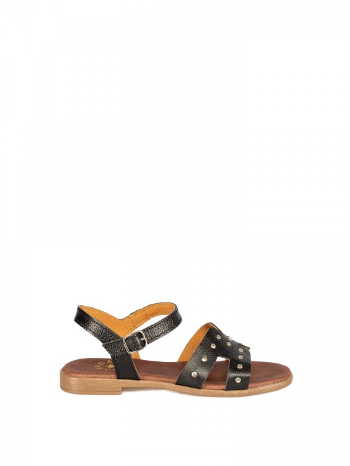 Sand�lia Rasa de Senhora em Pele com Tachas