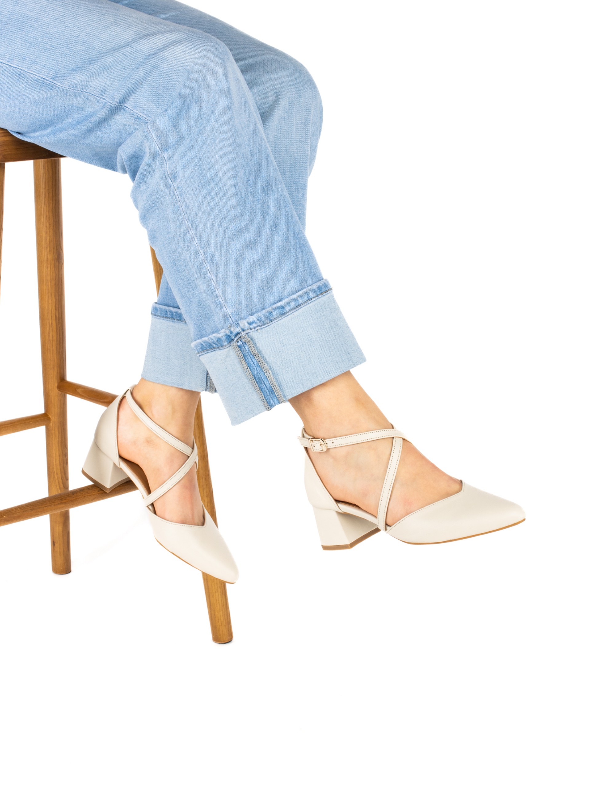 Mid Heel Leather Shoe with Cross Straps
