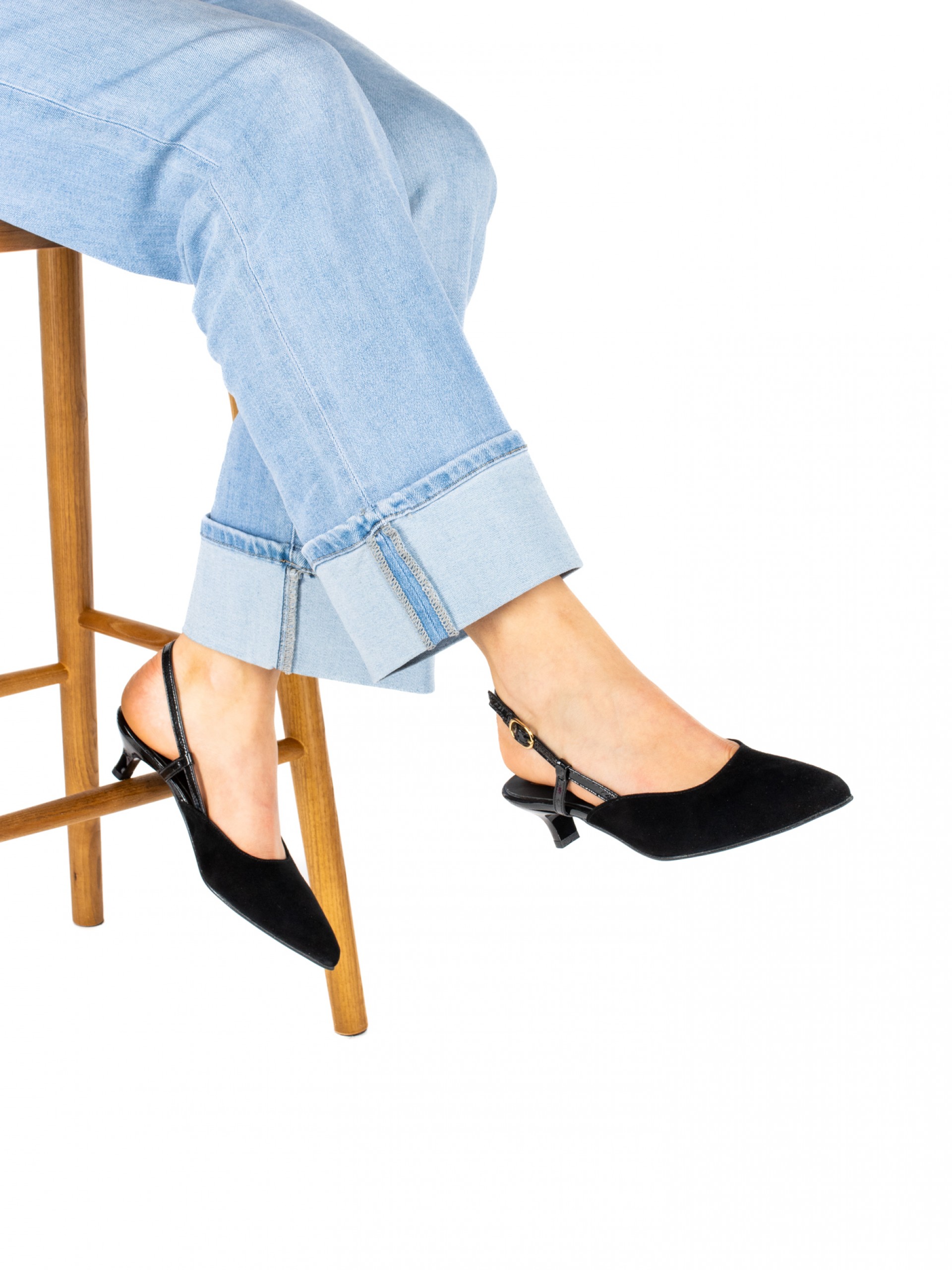 Women’s suede kitten heel shoe