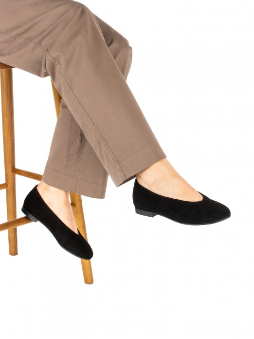 Women�s suede flat shoe