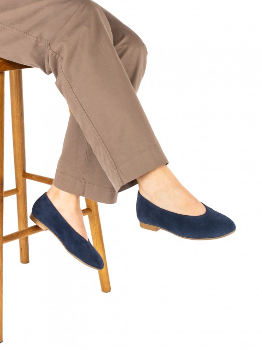Women�s suede flat shoe
