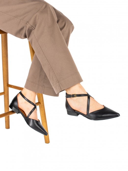 Women�s leather flat shoe with crossed straps