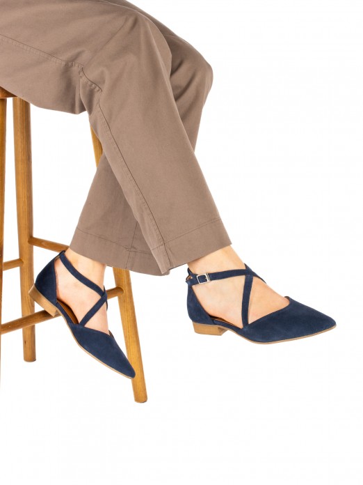 Women�s suede flat shoe with crossed straps