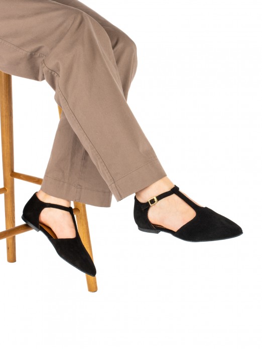 Women�s suede flat shoe with T-strap
