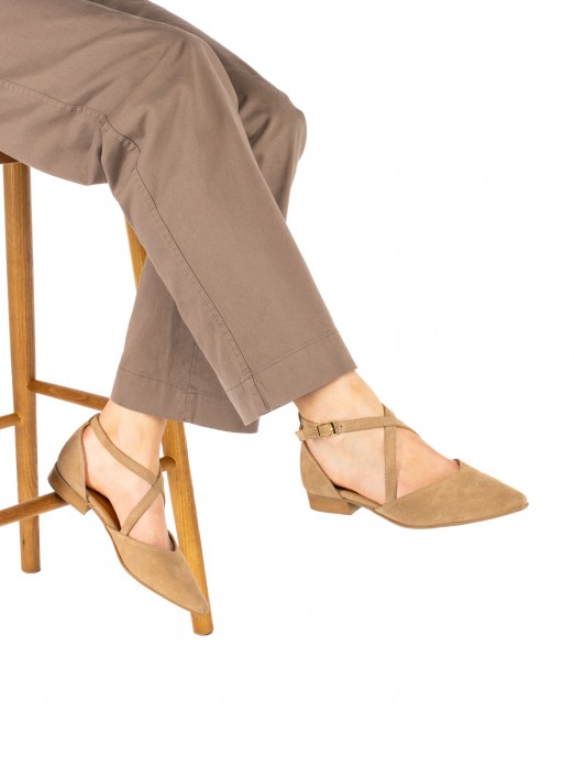 Women�s suede flat shoe with crossed straps