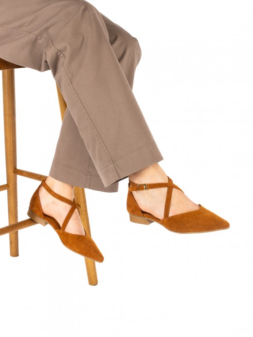 Women�s suede flat shoe with crossed straps