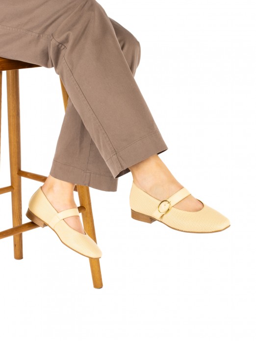 Women’s perforated leather flat shoe Women’s perforated leather flat shoe