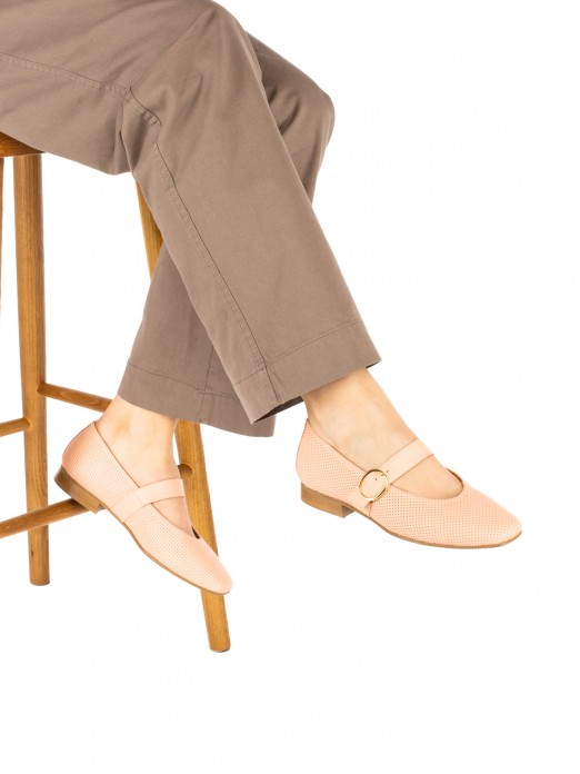 Women’s perforated leather flat shoe Women’s perforated leather flat shoe