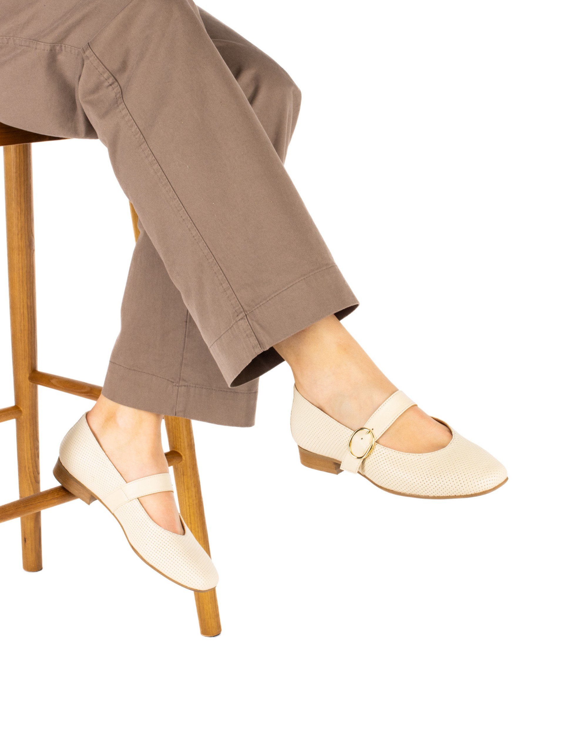Women’s perforated leather flat shoe