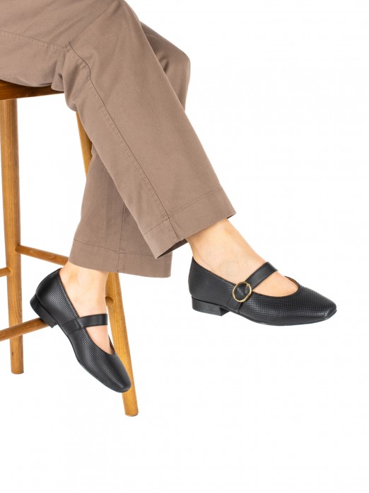 Women’s perforated leather flat shoe Women’s perforated leather flat shoe