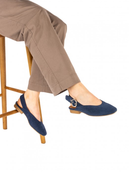 Women�s suede flat shoe with buckle