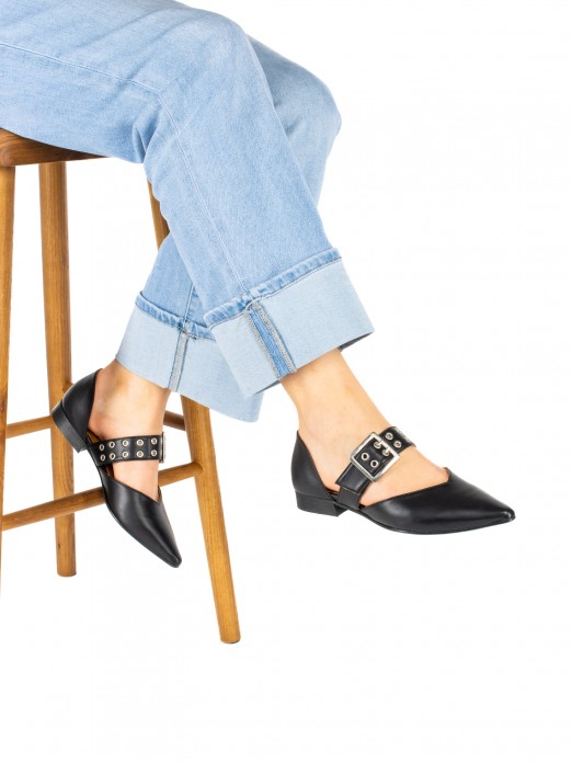 Women’s leather flat shoe with buckle and eyelets Women’s leather flat shoe with buckle and eyelets