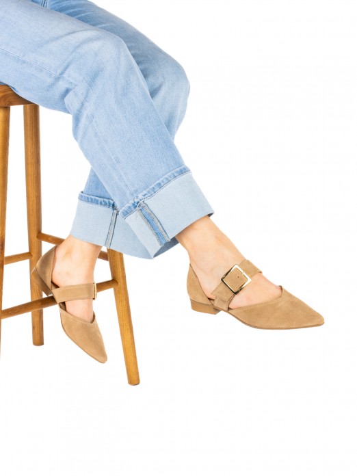 Women�s suede flat shoe with buckle