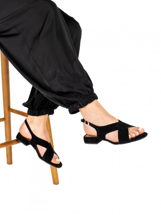 Women’s Suede Sandal with
Crossed Straps and Low Women’s Suede Sandal with
Crossed Straps and Low