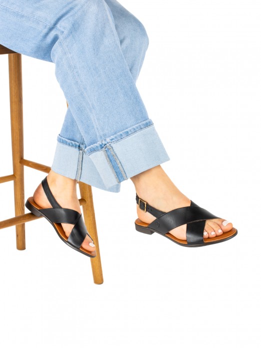 Women�s Flat Leather Sandal with Crossed Straps