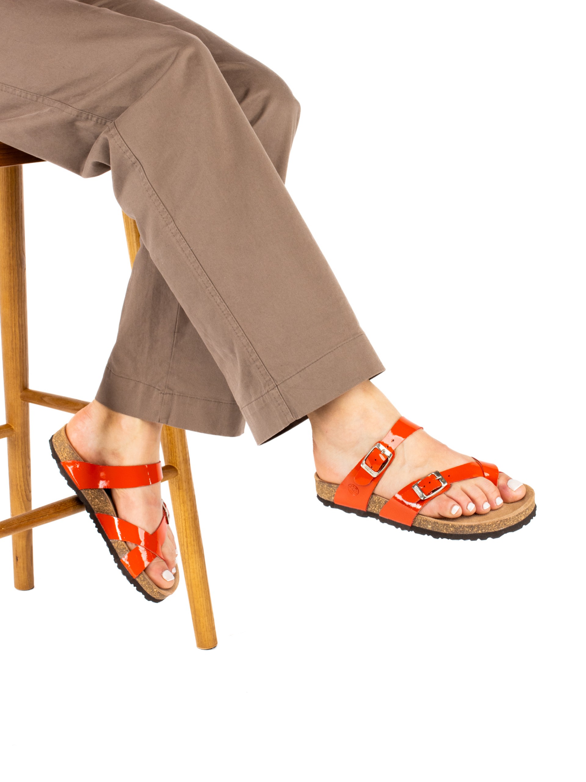 Chinelo Bio em Verniz com tiras e fivelas