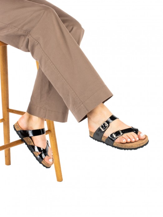Chinelo Bio em Verniz com tiras e fivelas Chinelo Bio em Verniz com tiras e fivelas