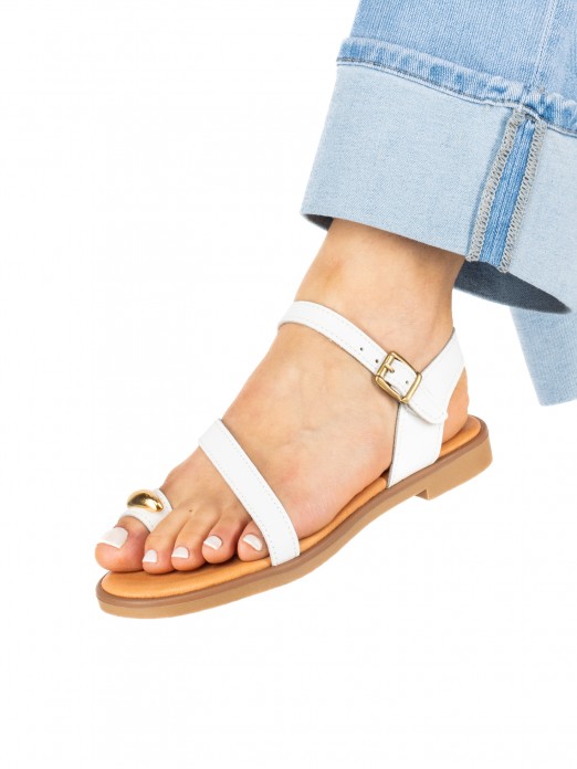 Sandália em Pele com Detalhe Metálico Dourado Sandália em Pele com Detalhe Metálico Dourado