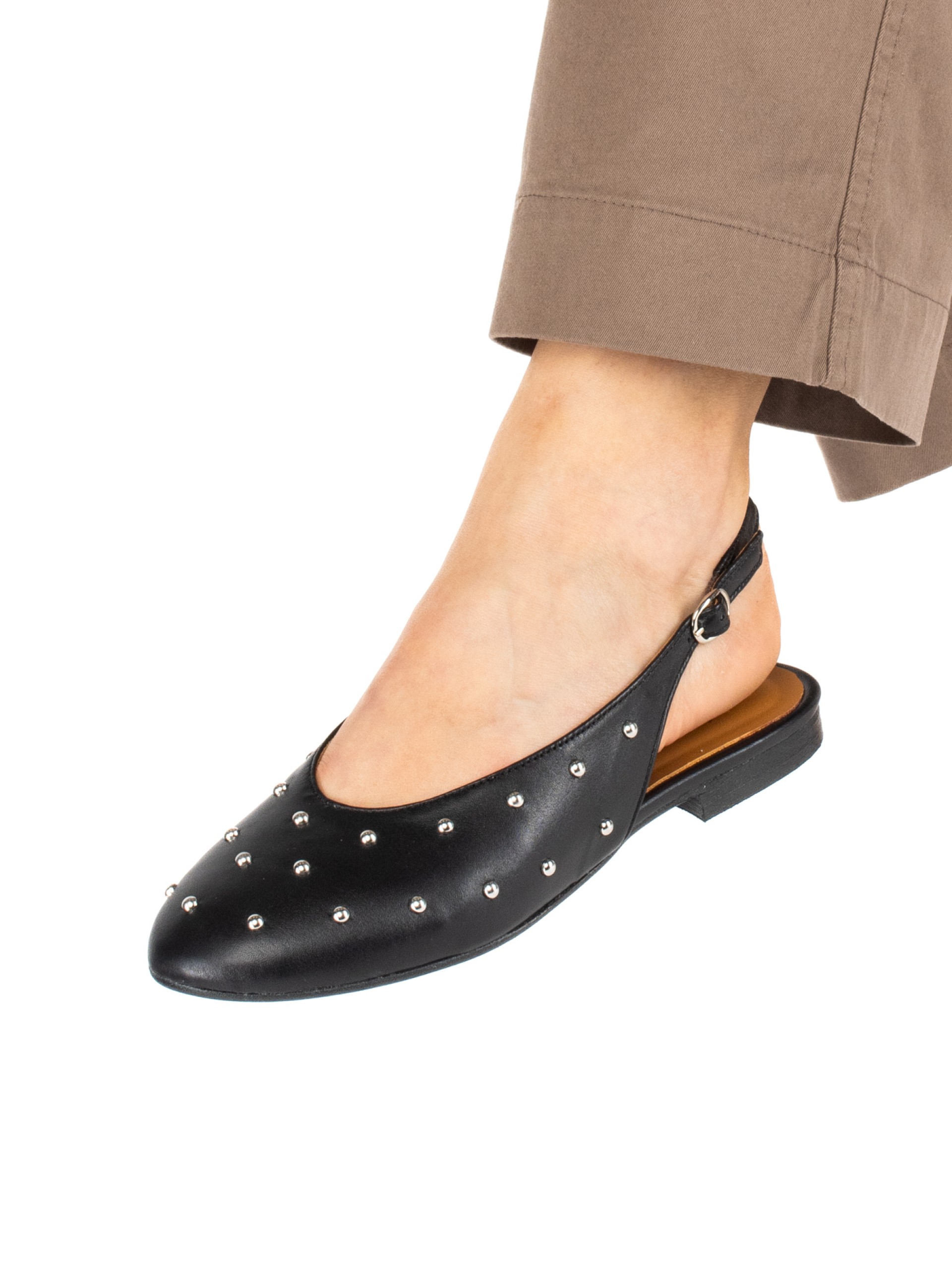 Women’s leather flat shoe with studs