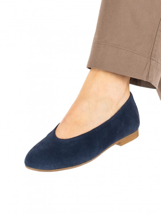 Women�s suede flat shoe