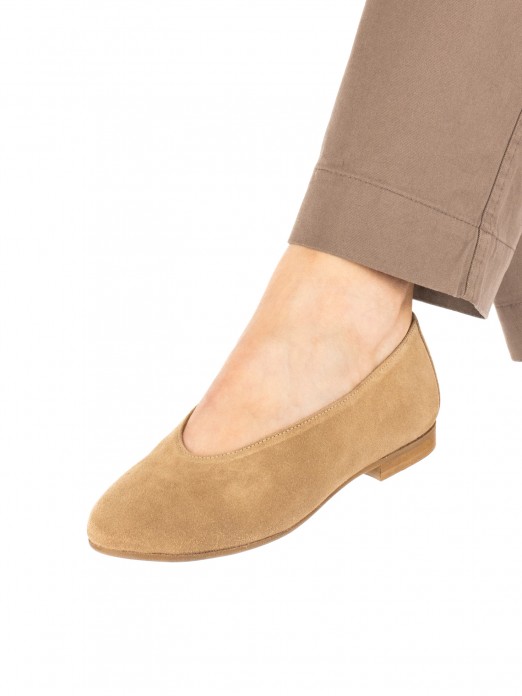 Women�s suede flat shoe