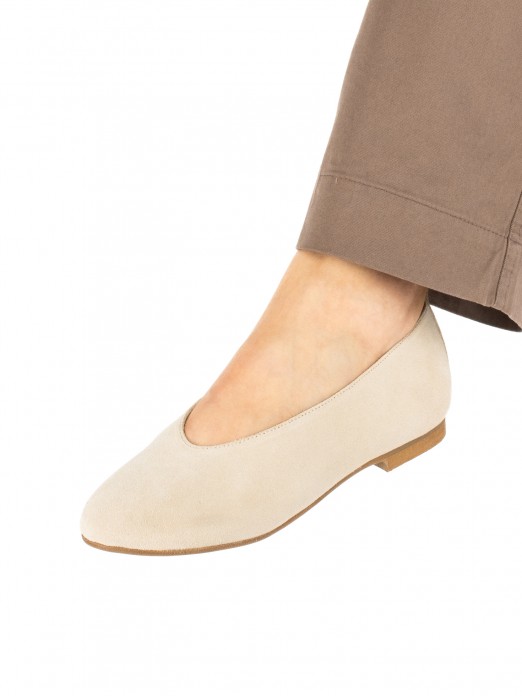 Women�s suede flat shoe