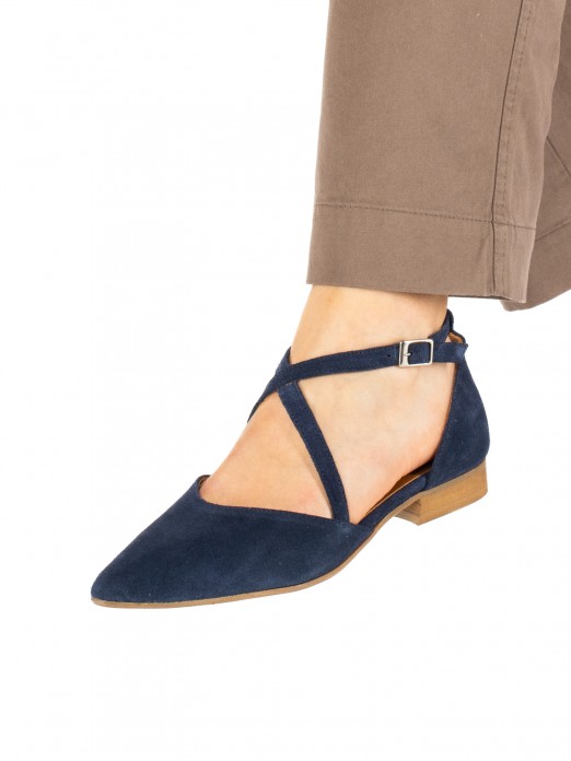 Women�s suede flat shoe with crossed straps
