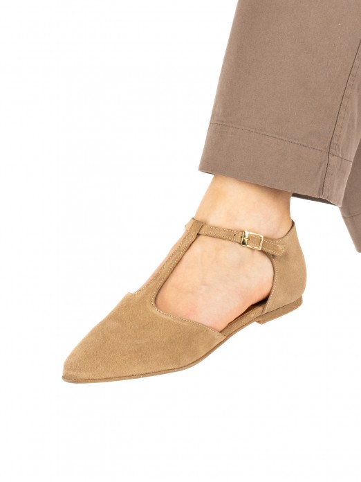 Women�s suede flat shoe with T-strap