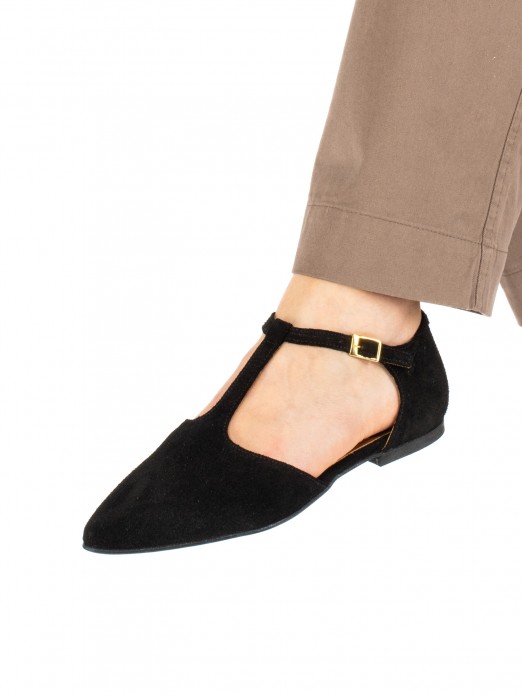 Women�s suede flat shoe with T-strap