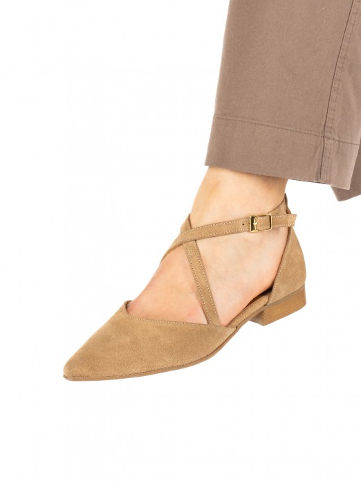 Women�s suede flat shoe with crossed straps