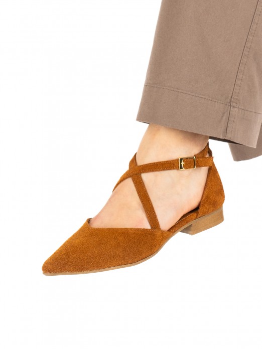 Women�s suede flat shoe with crossed straps