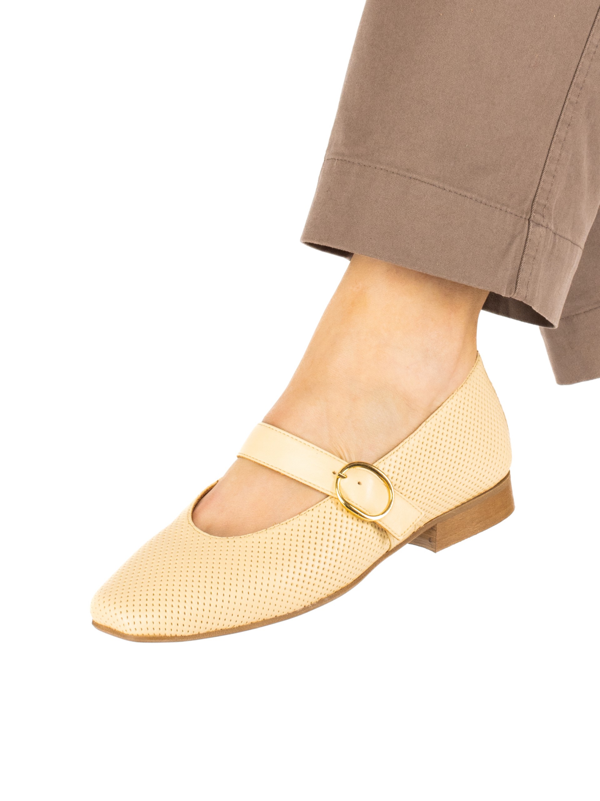 Sapato raso de
senhora em pele perfurada