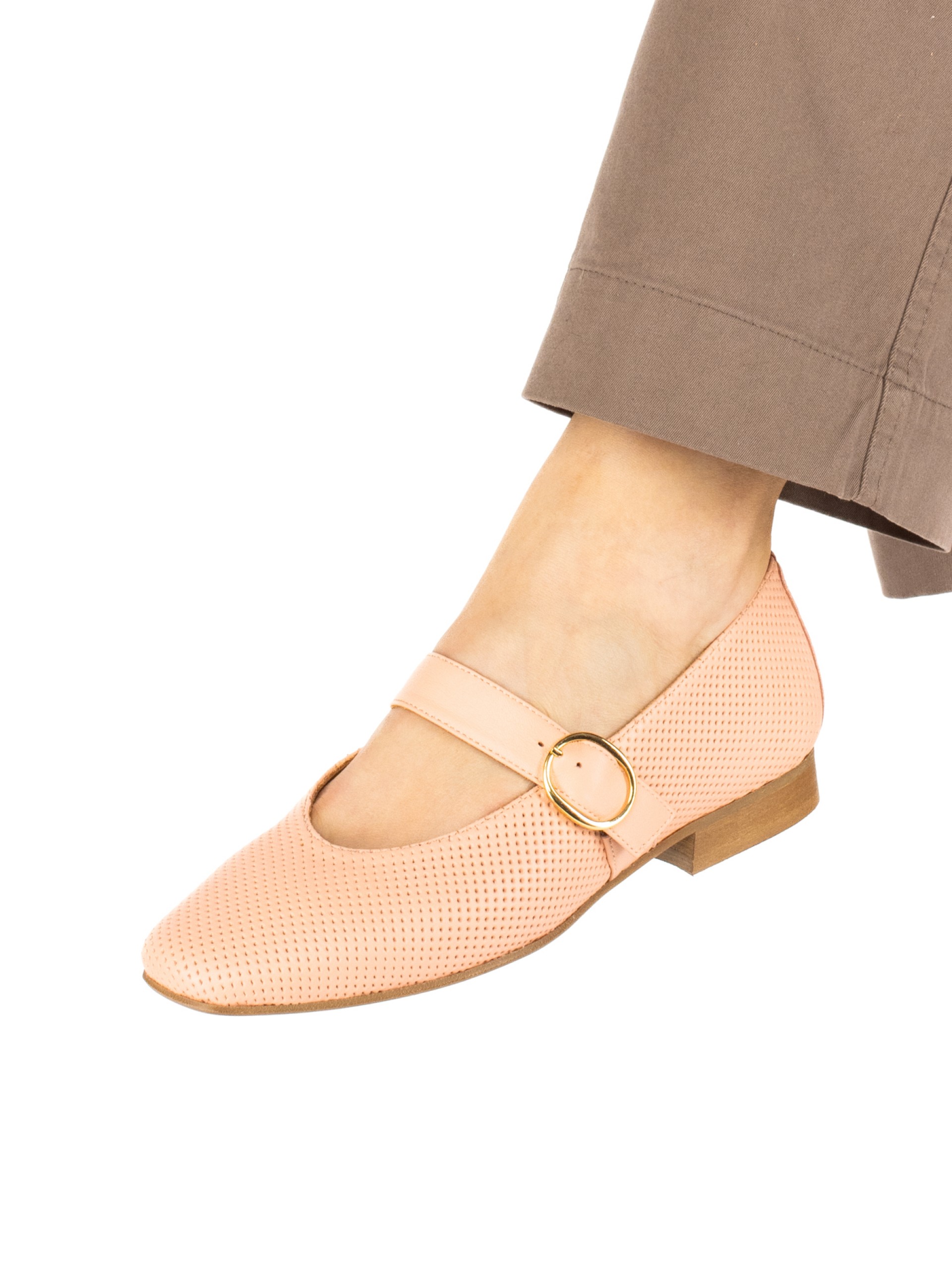 Sapato raso de
senhora em pele perfurada