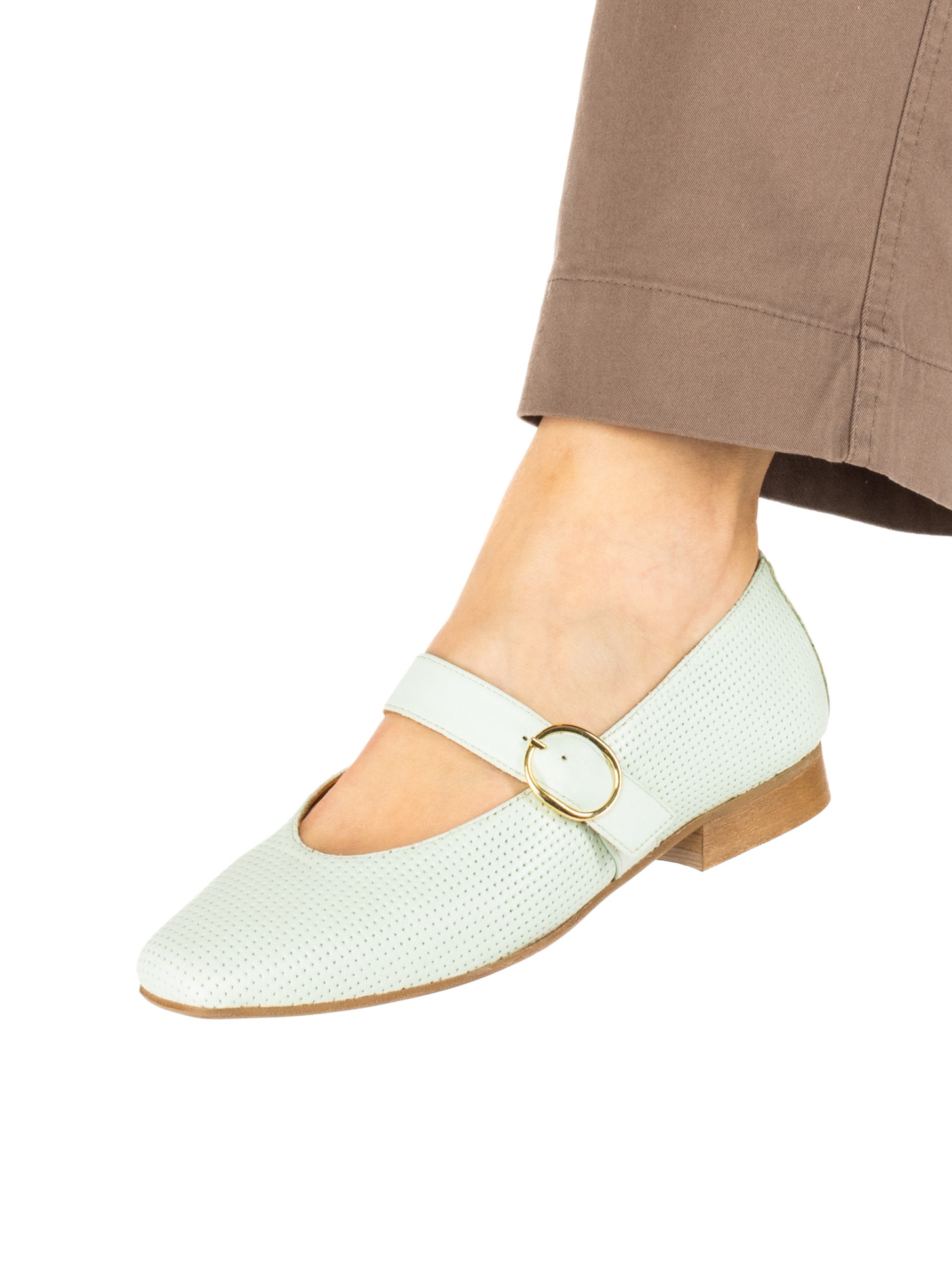 Sapato raso de senhora em pele perfurada