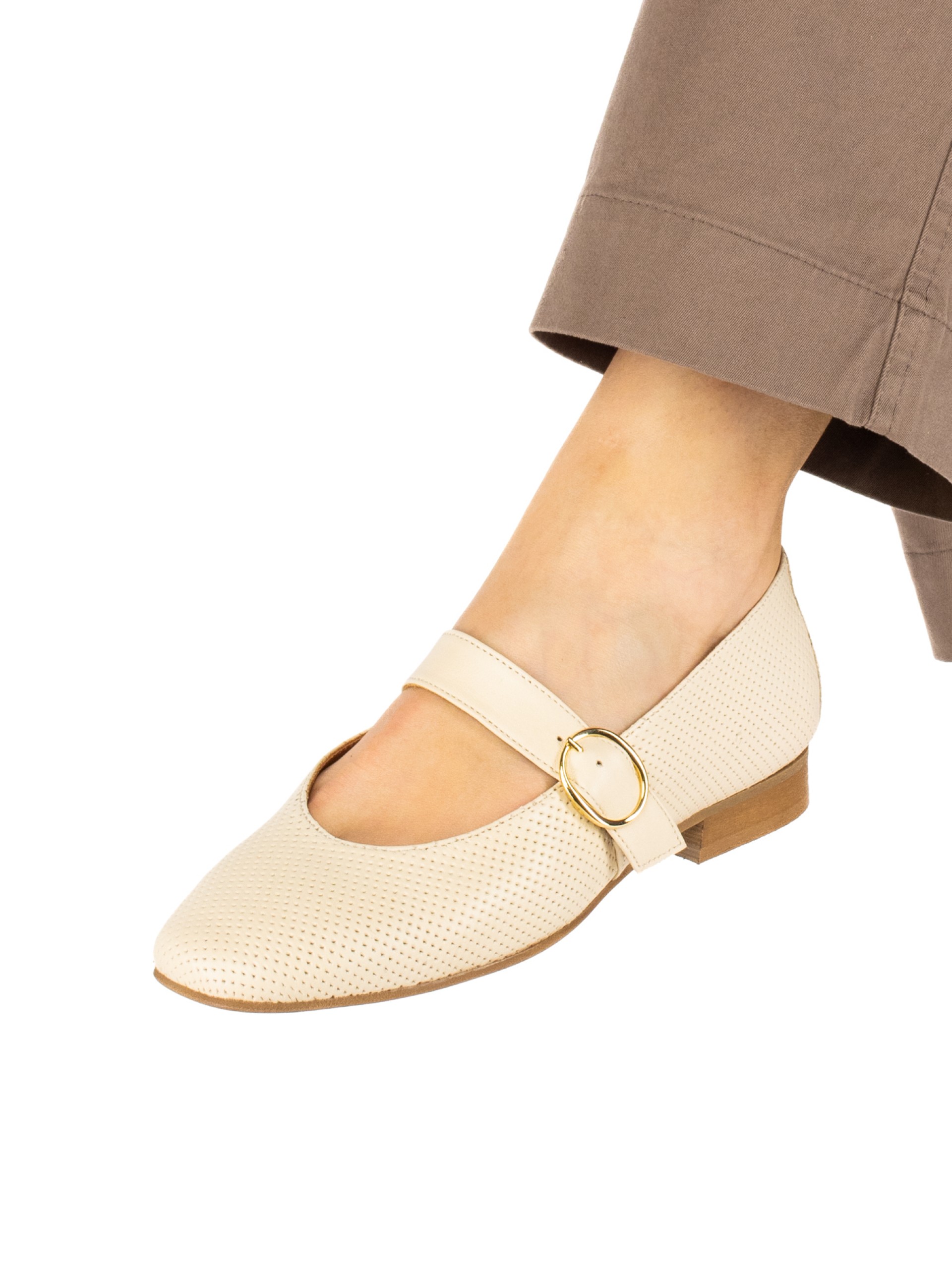 Women’s perforated leather flat shoe