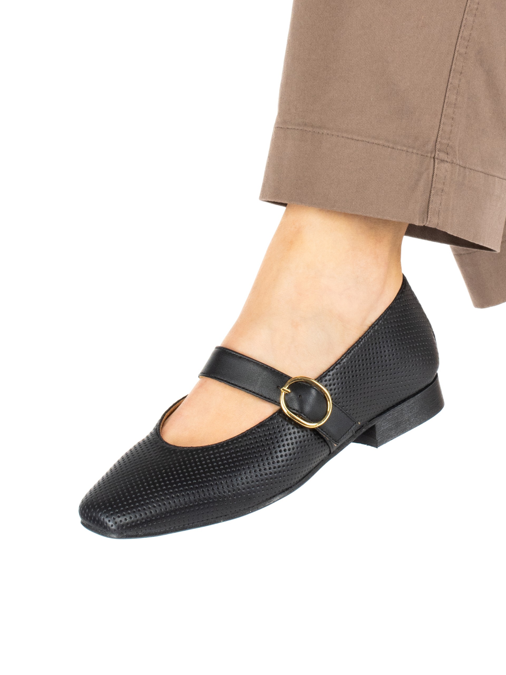 Sapato raso de
senhora em pele perfurada