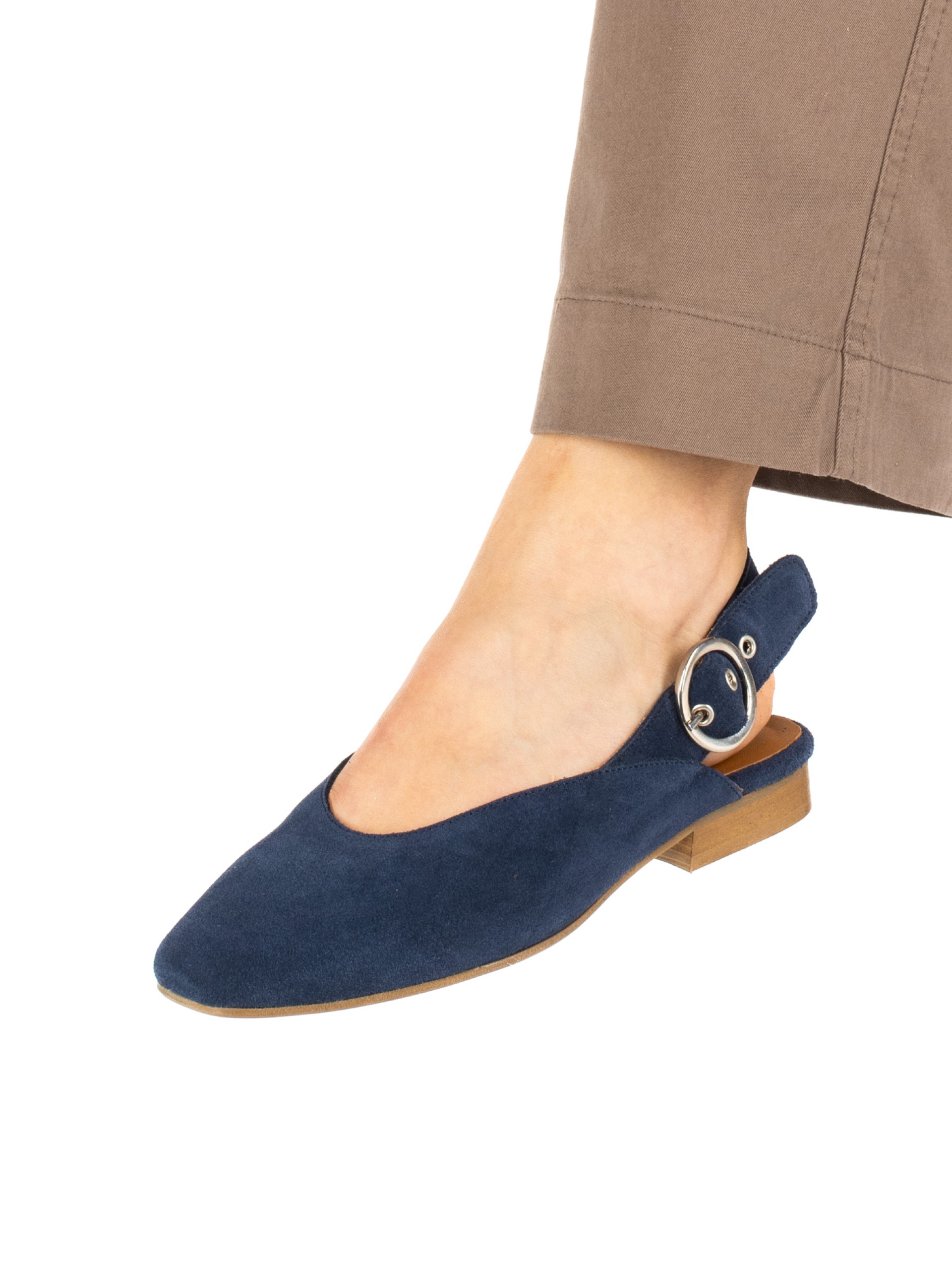 Women’s suede flat shoe with buckle