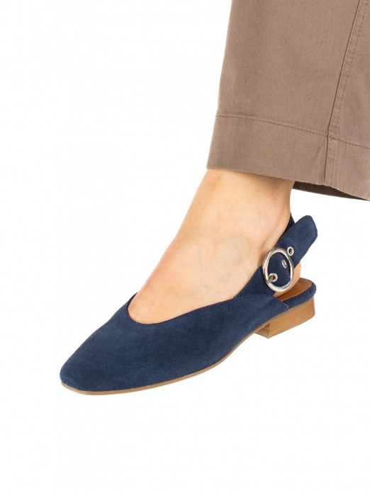 Women�s suede flat shoe with buckle