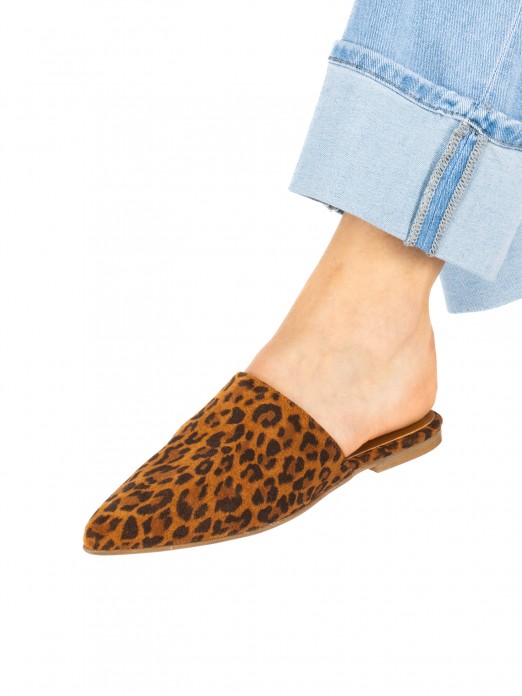 Mule rasa de senhora em camurça animal print Mule rasa de senhora em camurça animal print