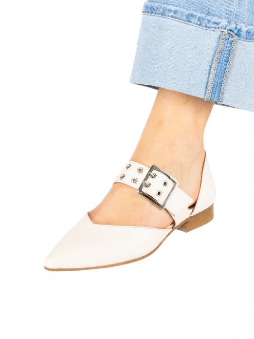Women�s leather flat shoe with buckle and eyelets