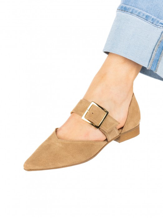 Women�s suede flat shoe with buckle