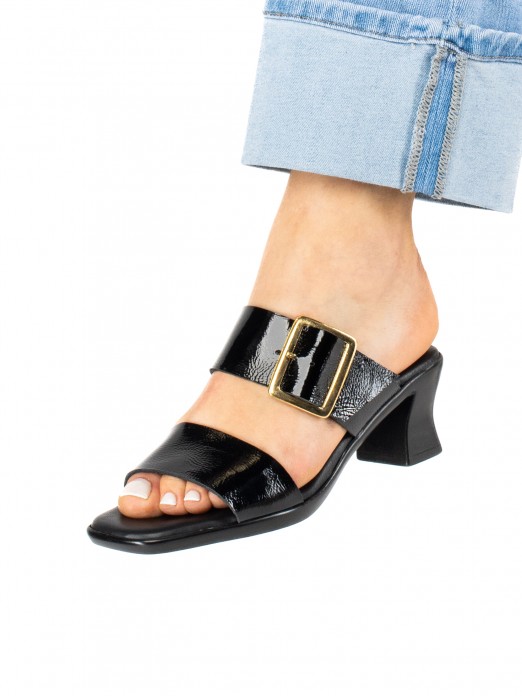 Heeled Mule
with two straps and buckle in patent Heeled Mule
with two straps and buckle in patent