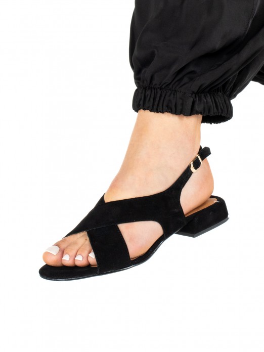 Women’s Suede Sandal with
Crossed Straps and Low Women’s Suede Sandal with
Crossed Straps and Low