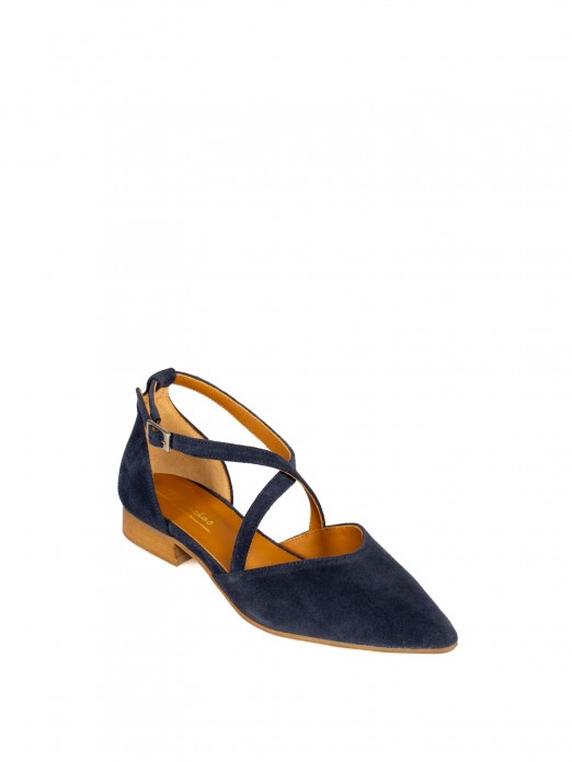 Sapato raso de senhora em camur�a 
com tiras