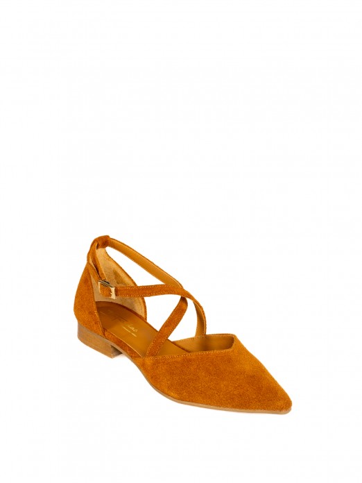 Women�s suede flat shoe with crossed straps