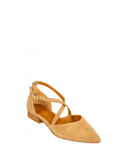 Women�s suede flat shoe with crossed straps