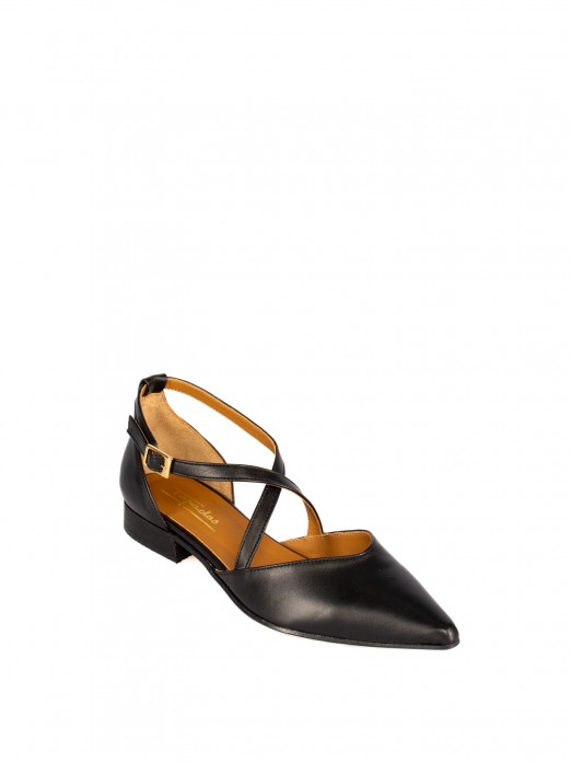 Women�s leather flat shoe with crossed straps