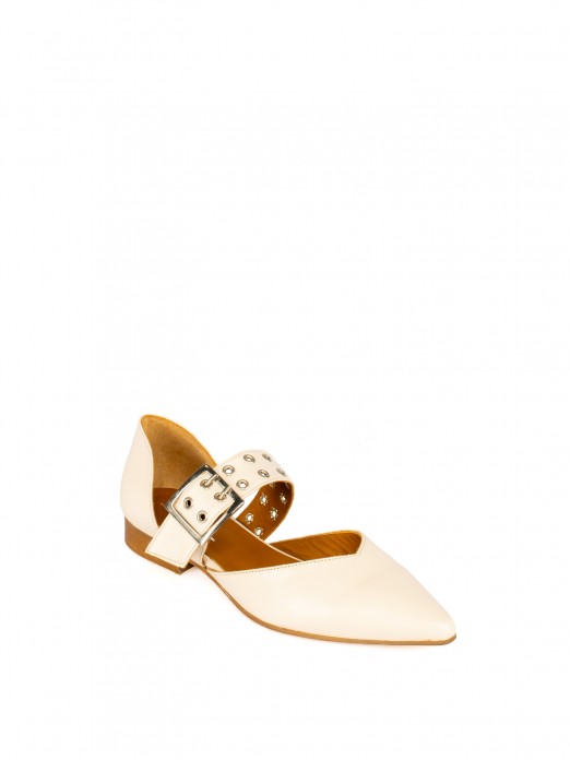 Women�s leather flat shoe with buckle and eyelets