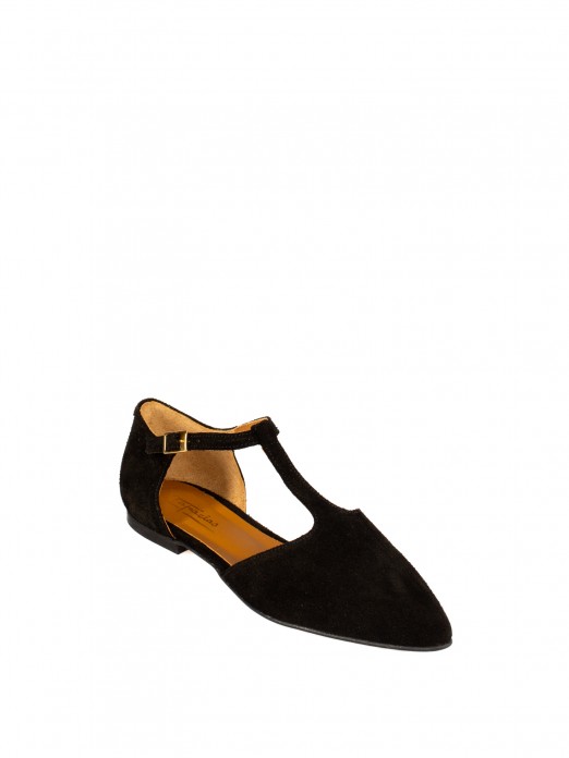 Women�s suede flat shoe with T-strap